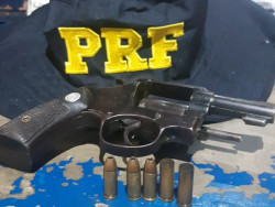 Homem é preso após atirar na ex-mulher e no primo em festa
