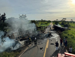 Dois motoristas morrem em acidente envolvendo 3 carretas