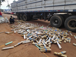 O casal com união de apenas dois meses, foi flagrado com 1.058,1 quilos de maconha que seriam entregues em São Paulo (Imagem: Adilson Domingos)