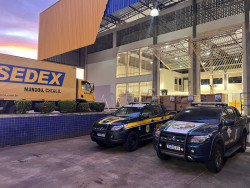 PRF apreende caminhão dos Correios lotado de contrabando