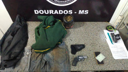 Roupas e armas usadas pelos adolescentes na manhã desta quarta-feira, durante tentativa de assalto (Imagem: Adilson Domingos)