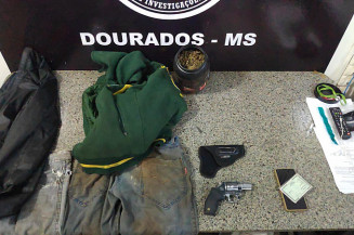 Roupas e armas usadas pelos adolescentes na manhã desta quarta-feira, durante tentativa de assalto (Imagem: Adilson Domingos)