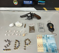 Polícia fecha “boca” e prende homem com drogas e armas em Dourados