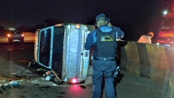 Caminhonete bate em mureta e quatro ficam feridos na MS-156