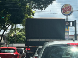 Sem fiscalização, bitrem “corta” cidade e provoca caos na Hayel