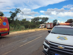 Caminhoneiro gaúcho morre em acidente entre duas carretas na BR-267
