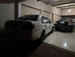 Homem furta carro de transportadora, bate em 4 veículos e invade casa