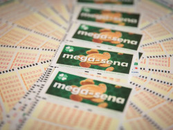 Mega-Sena acumula e vai a R$ 12 milhões
