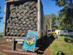 Polícia prende homem com caminhão lotado de pneus usados contrabandeados