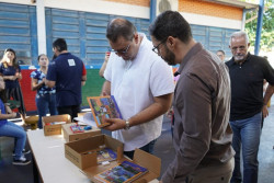 Alan inicia entrega de 33 kits de materiais a alunos de escolas municipais