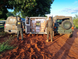 DOF e Exército apreendem van carregada com cinco mil pacotes de cigarros