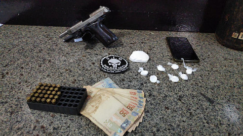 Arma e droga foram encontrados na manhã de hoje (Imagem: Adilson Domingos)