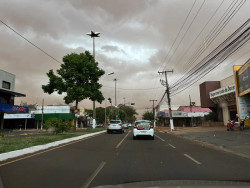 Nuvem de poeira cobre Dourados em dia de alerta de temporal