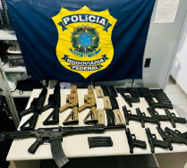 Viajando com filho pequeno, mulher é presa com arsenal em MS