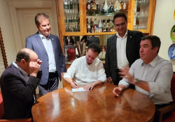 Com as bênçãos de Riedel, Barbosinha assina filiação no PSD