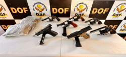 Mulher é flagrada com droga e sete armas de fogo presas ao corpo