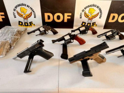 Mulher é flagrada com droga e sete armas de fogo presas ao corpo