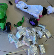 Homem é preso despachando brinquedos recheados de maconha