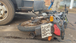 Motorista de caminhão invade preferencial e atropela motociclista