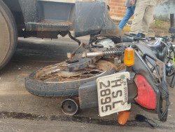 Motorista de caminhão invade preferencial e atropela motociclista