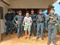 Policiais homenageiam sargento reformado que entrou na PM em 1962
