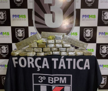 Homem é flagrado pela PM fracionando porções de maconha em Dourados