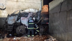 Carreta desgovernada invade casa em Dourados