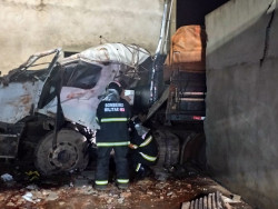 Carreta desgovernada invade casa em Dourados