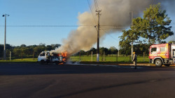 Kombi pega fogo em avenida central de Dourados