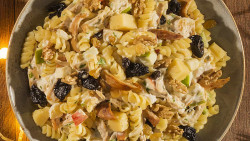 Receita: Salada de Frango Defumado com Parafuso