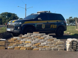 PRF apreende 114 quilos de cocaína em fundo falso de caminhão