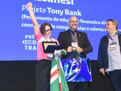 Professora da Rede Estadual de Ensino vence prêmio nacional de educação