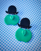 Brinco de maça inspirado na obra "O filho do Homem", de Rene Magritte (Imagem: Divulgação)