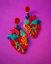 Brinco inspirado na obra "As Duas Fridas" da Frida Kahlo (Imagem: Divulgação)