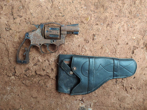 Arma encontrada na casa que estava sendo destruída (Imagem: Guarda Municipal)