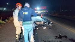 Motociclista tenta ultrapassagem e bate de frente com carreta na BR-463