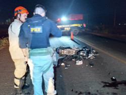 Motociclista tenta ultrapassagem e bate de frente com carreta na BR-463