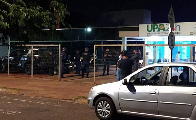 Equipes da Guarda Municipal em frente a UPA em que ocorreu a prisão (Imagem: Adriano Fernandes)