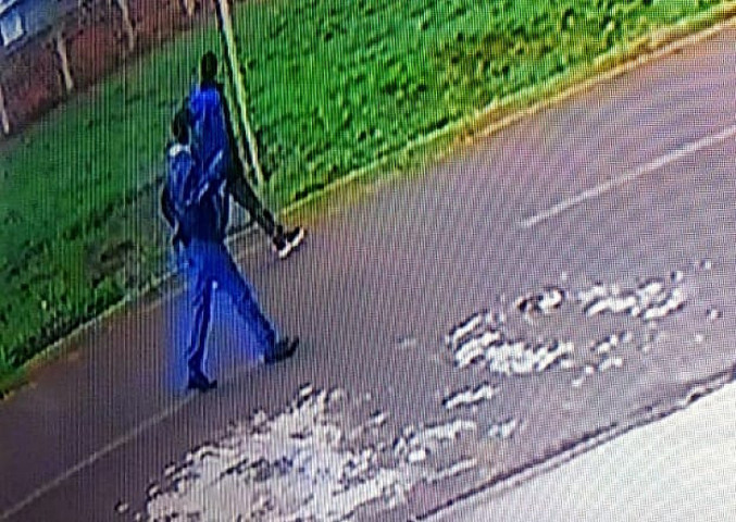 Imagens de segurança mostram os dois homens em direção ao local do crime (Imagem: Divulgação)