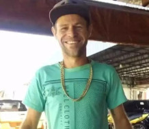 Homem apedrejado em campo de futebol morre no hospital