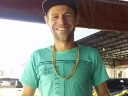 Homem apedrejado em campo de futebol morre no hospital