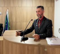 Vereador é acusado de desferir soco e enforcar servidora