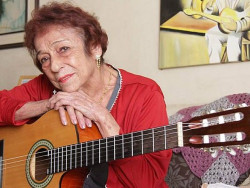 Cantora Delinha cai em casa e vai para hospital de Campo Grande