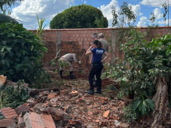 Dois são presos e confessam assassinato de homem enterrado no quintal