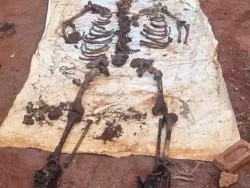 Envolvida na morte de pintor enterrado vivo é presa