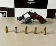 Empresário é preso por atirar na cabeça da esposa