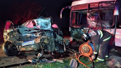 Homem bate carro de frente com ônibus e morre no anel viário