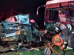 Homem bate carro de frente com ônibus e morre no anel viário