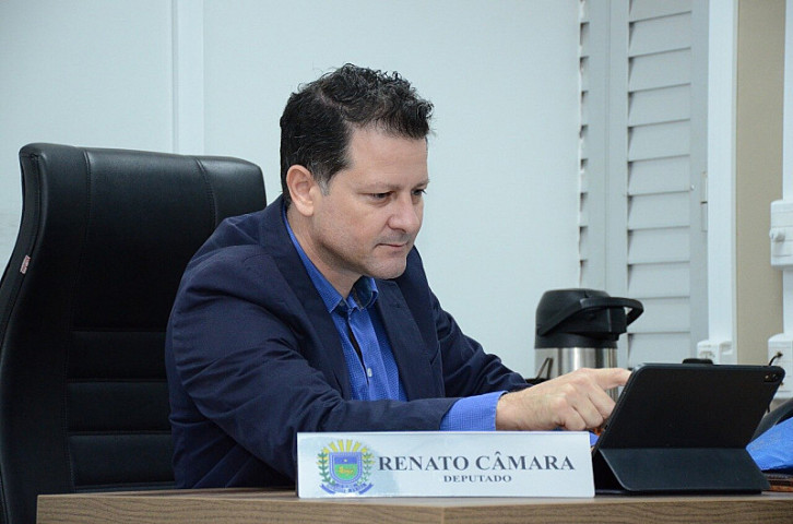 Renato Câmara (MDB) usou a fala na tribuna virtual durante sessão desta quinta-feira (Imagem: Assessoria)