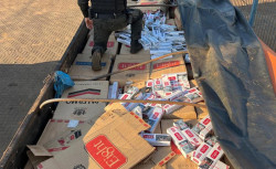 DOF apreende caminhão com carga de cigarro paraguaio